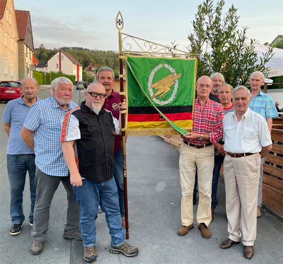 Neues Fahnenband der Iserlohner Fallschirmjägerkameradschaft