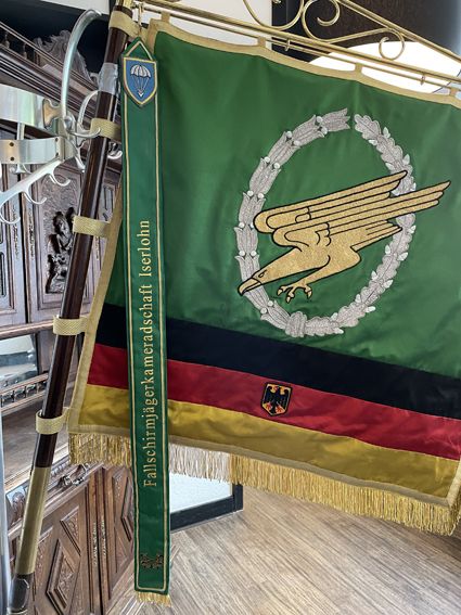 Neues Fahnenband der Iserlohner Fallschirmjägerkameradschaft