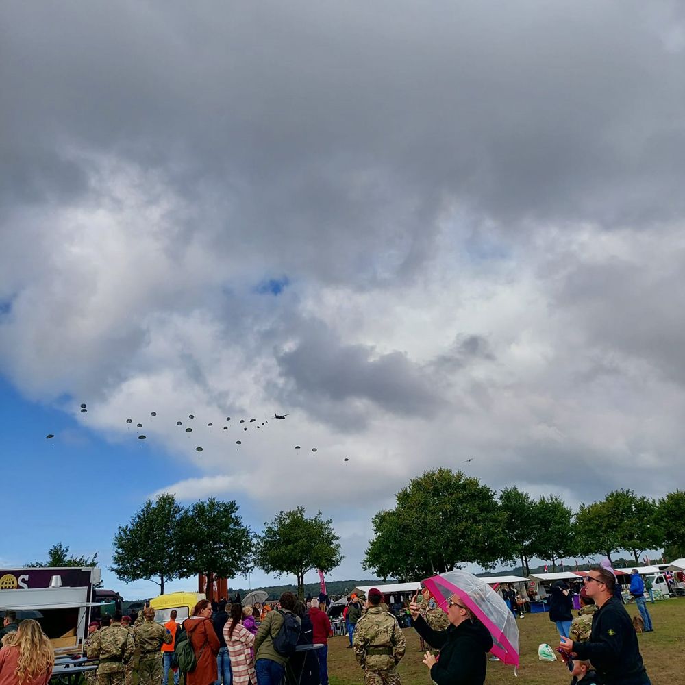 Absetzvorgang C130 über Arnhein - Ede 2022