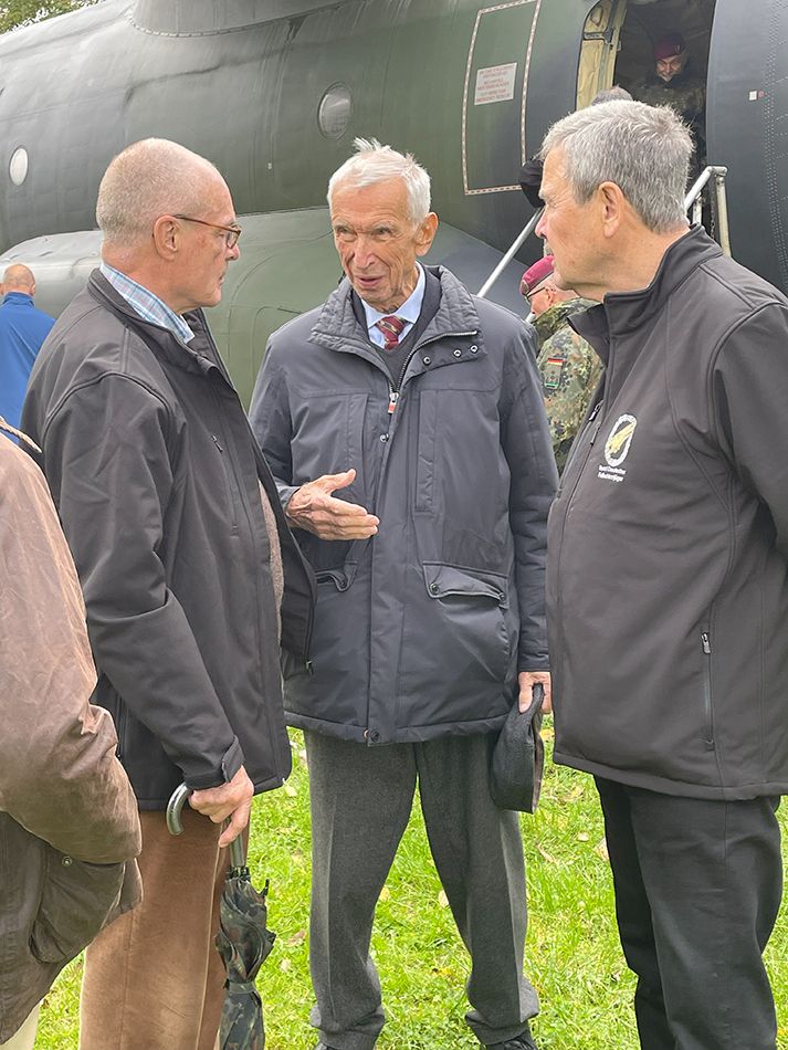 Mitte - Georg Bernhardt Generalmajor a.D. Ehrenpräsident Bund Deutscher Fallschirmjäger